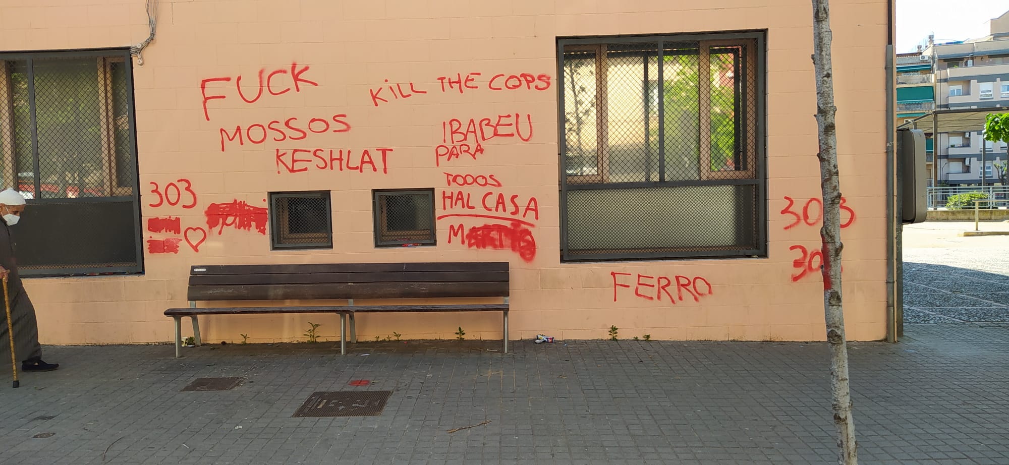 Algunas de las pintadas que han aparecido en el Centro Cívico de Cerdanyola.