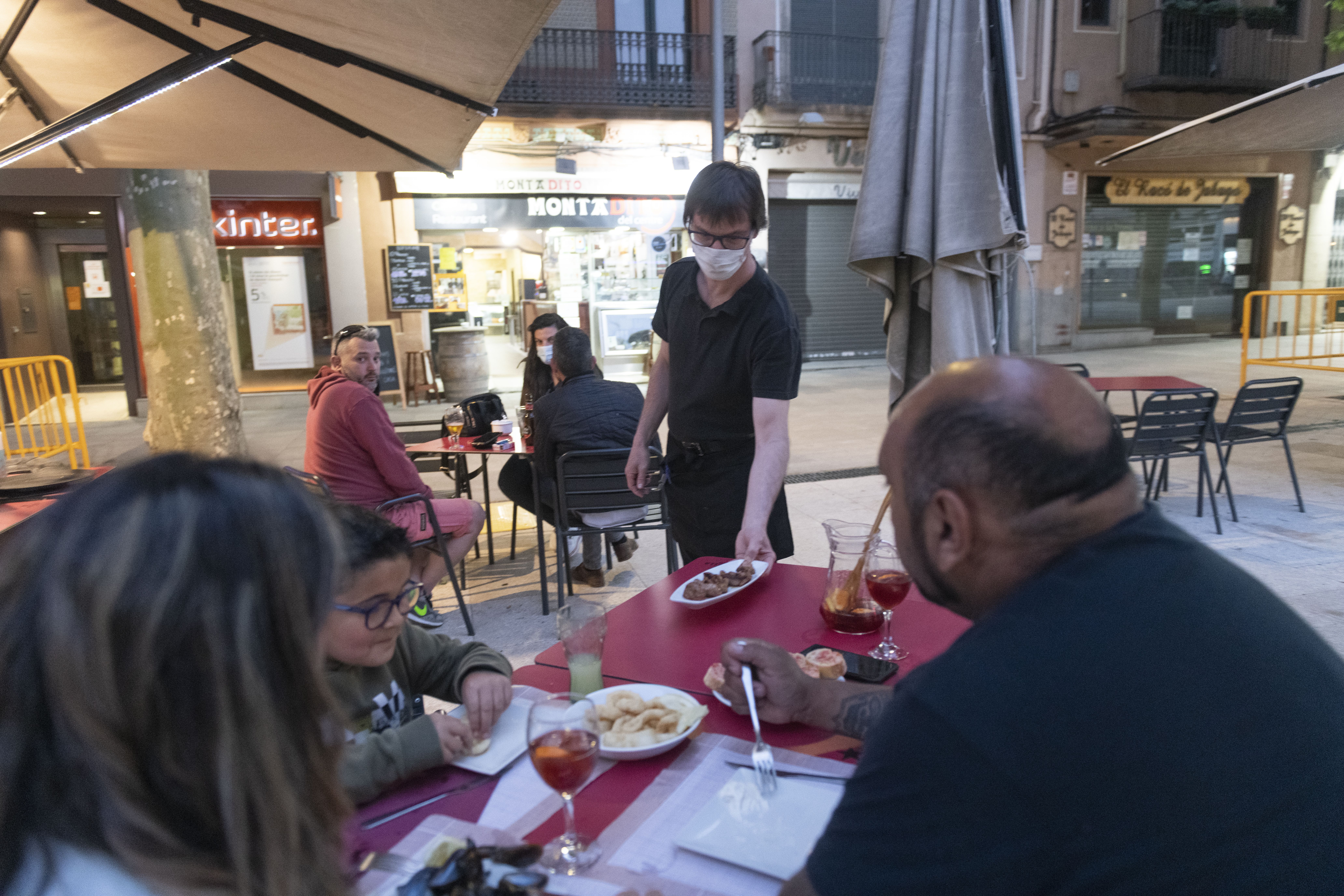 Demanen al TSJC que també tombi els horaris restringits de bars i restaurants. Foto: R. Gallofré