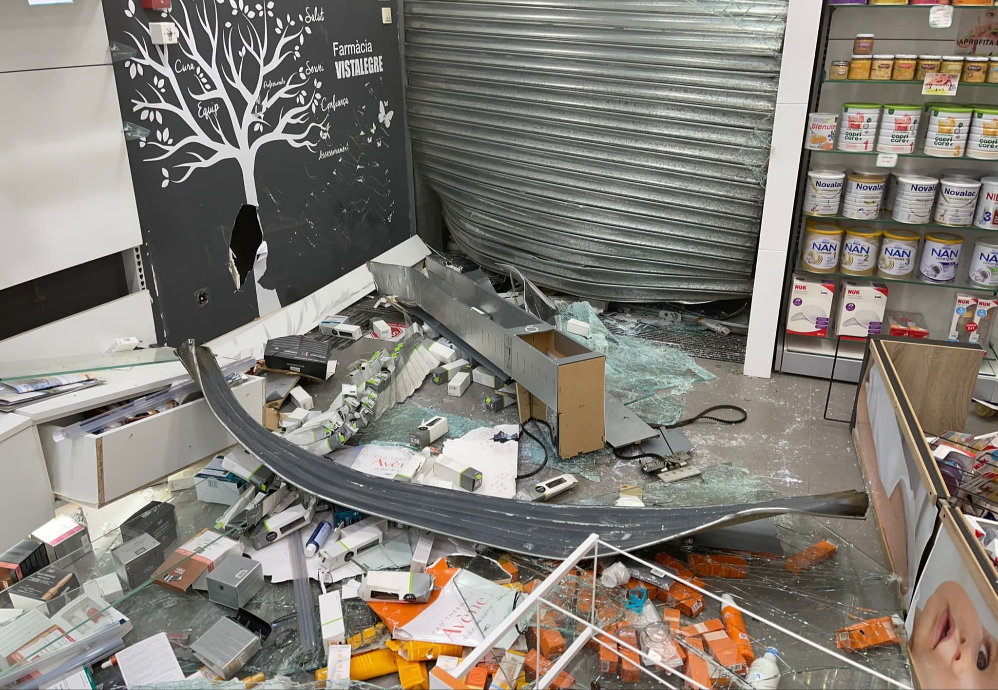 Interior de la farmacia de Mataró totalmente destrozada