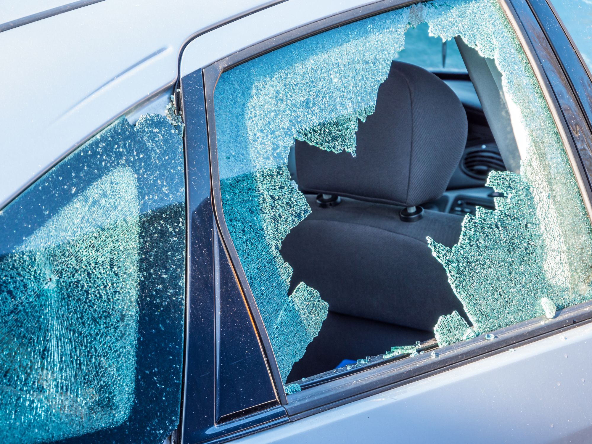 Tres detinguts per múltiples robatoris a l'interior de vehicles