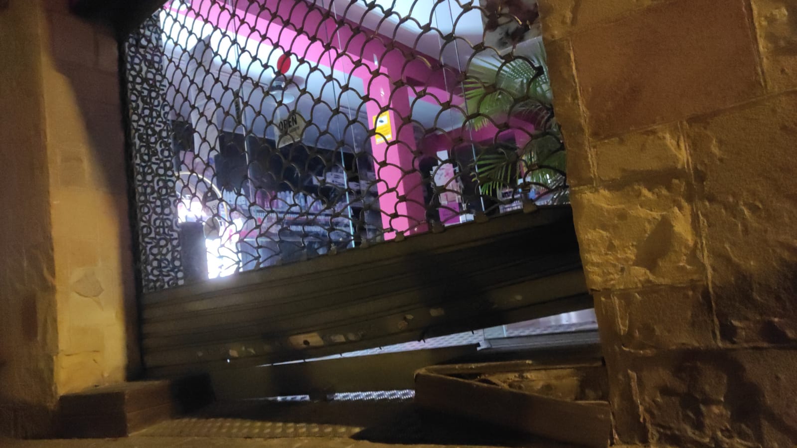 Persiana del establecimiento, forzada por los ladrones