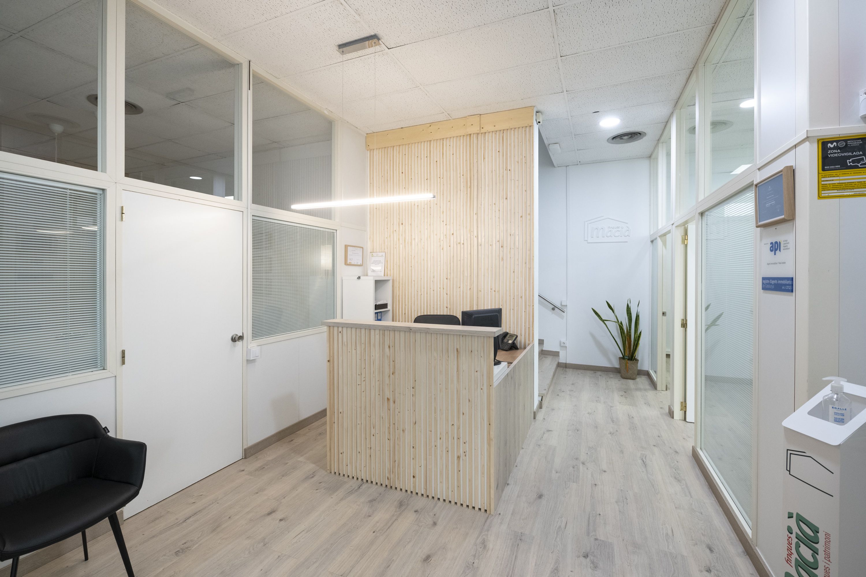 Entrada a las nuevas oficinas.