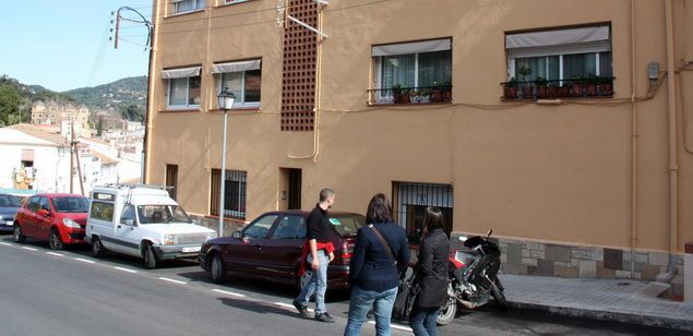 El edificio donde vive la familia del joven de Alella que ha muerto en Chile como consecuencia del terremoto