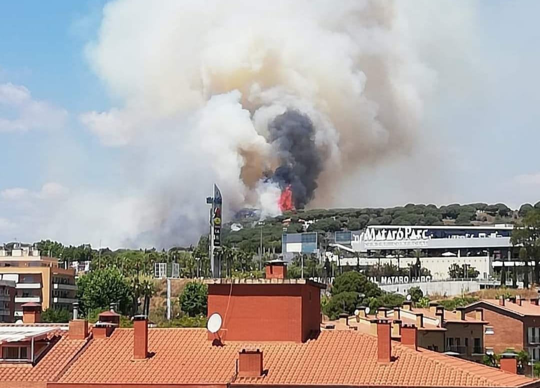 El fum i les flames del foc són visibles des de tota la ciutat