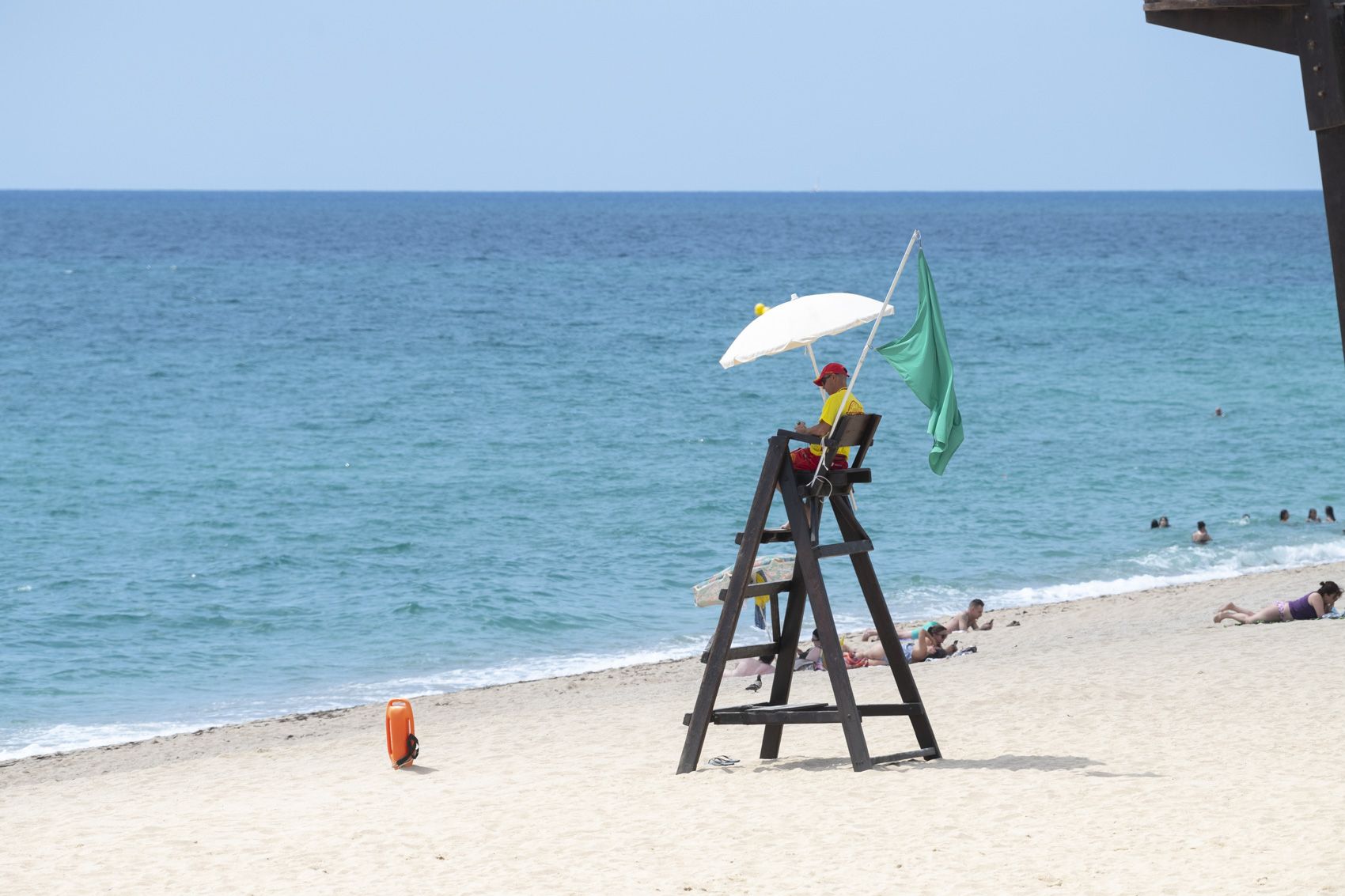 La platja, refugi ideal contra la calor a Mataró