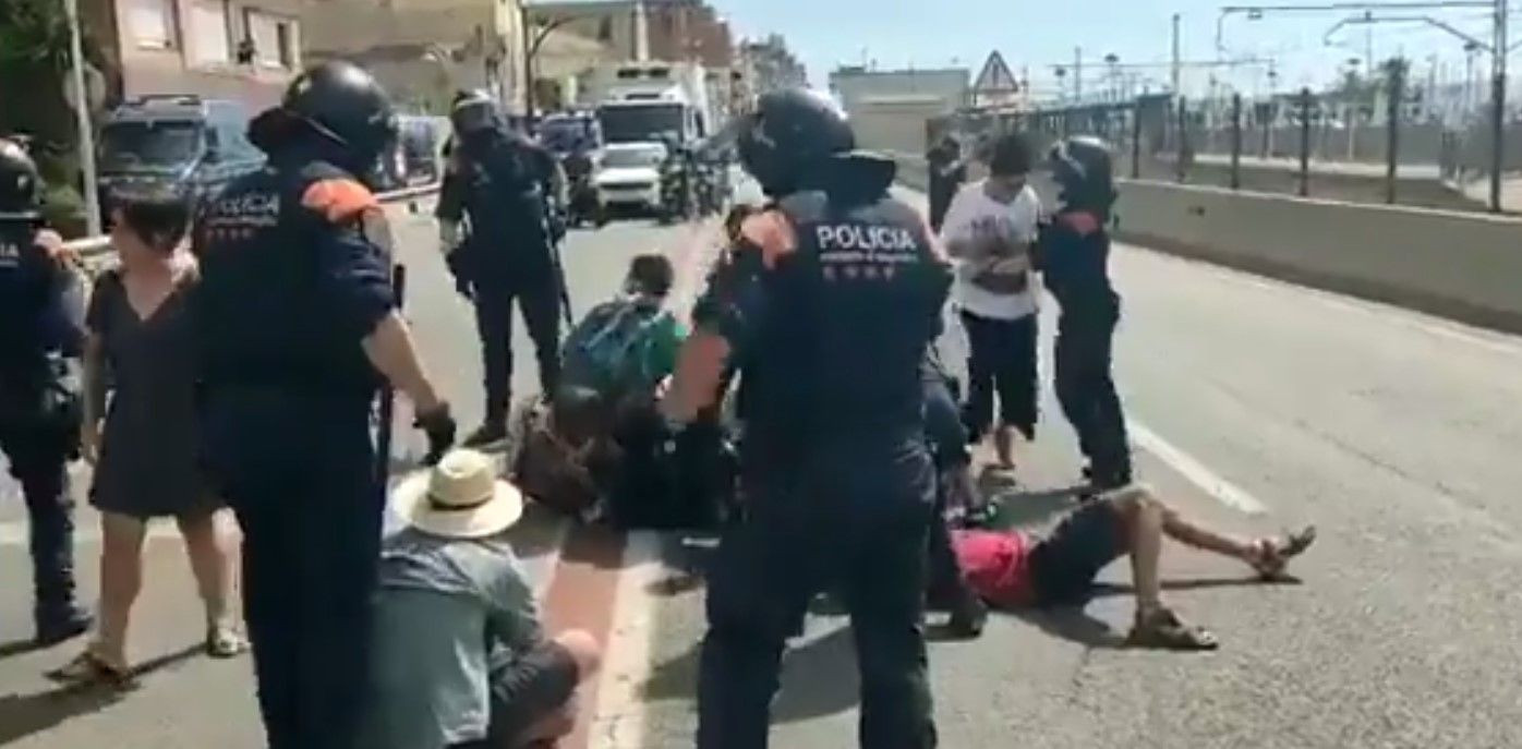 Protestes i acció policial durant el desnonament al Masnou (fragment de vídeo)