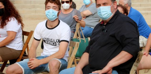 Pol Serena, de Joventut Republicà, amb Oriol Junqueras el diumenge a Mataró. Foto: ACN