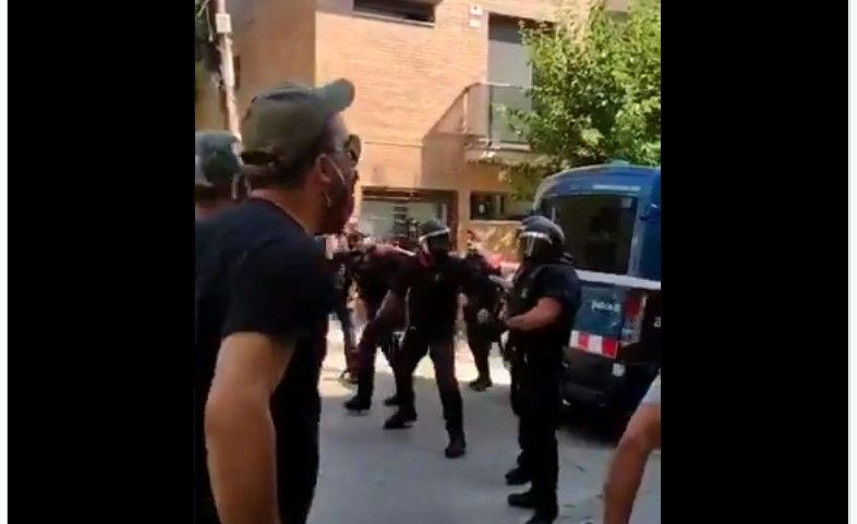 Un moment del desnonament i l'actuació policial (captura de vídeo)