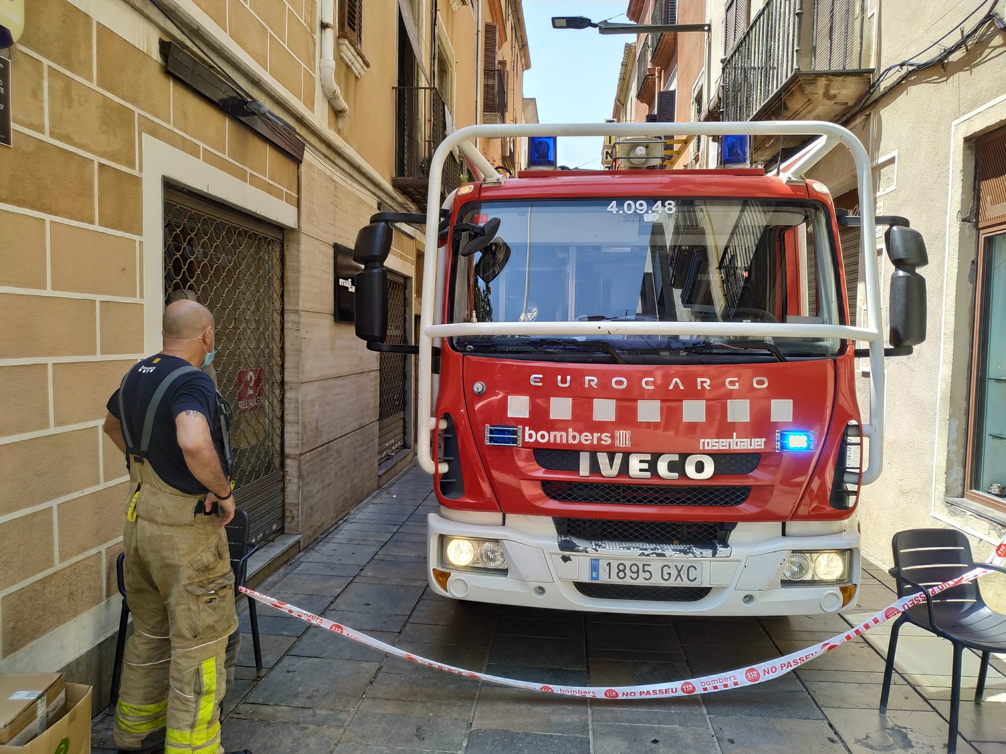 Els Bombers, actuant al carrer de Barcelona un cop ha estat tallat