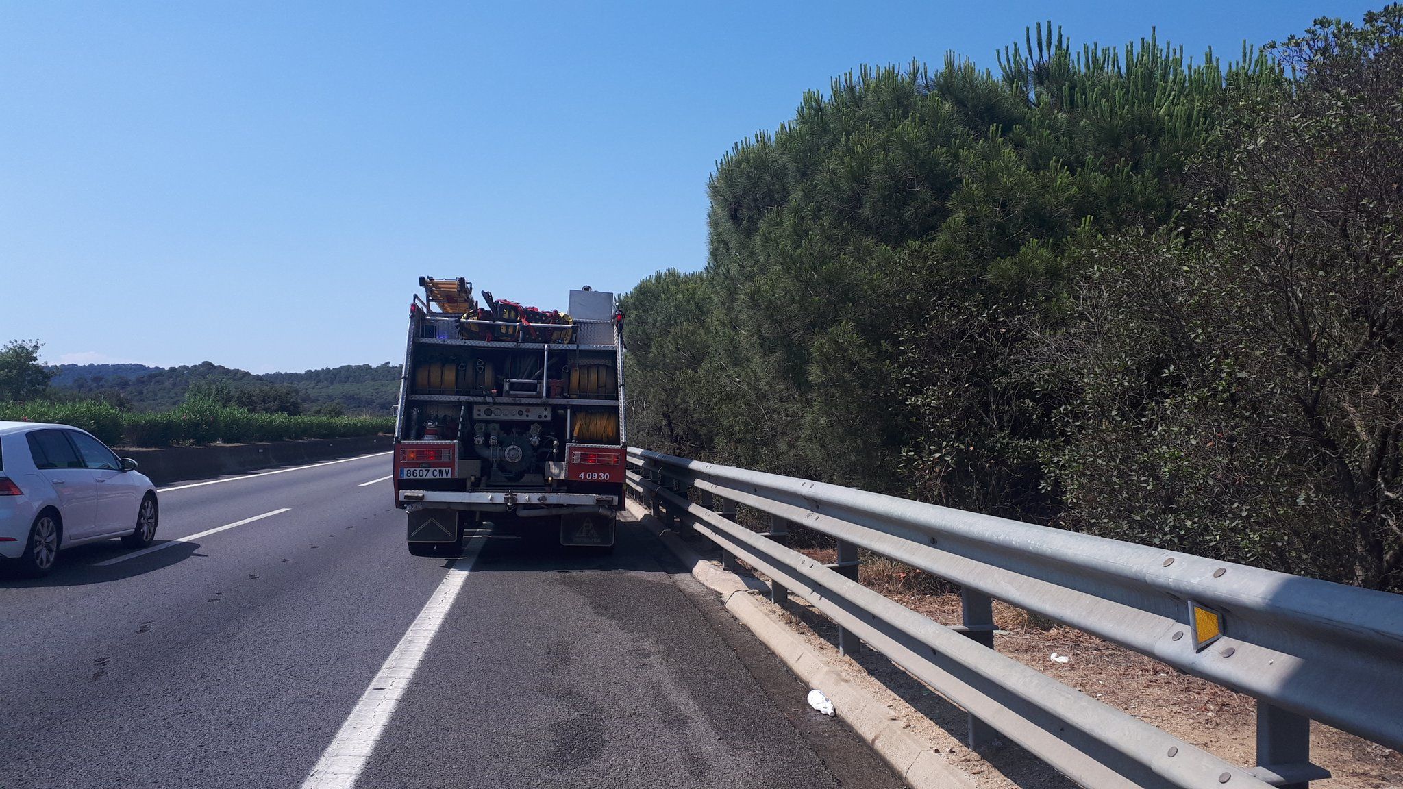 Els Bombers a la zona de la C-60 on s'ha produït l'incendi. Foto: ADF Serra de Marina