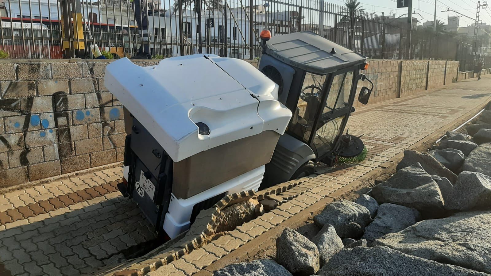 La màquina esfondrada al passeig marítim. Foto: Ajuntament / La Vanguardia