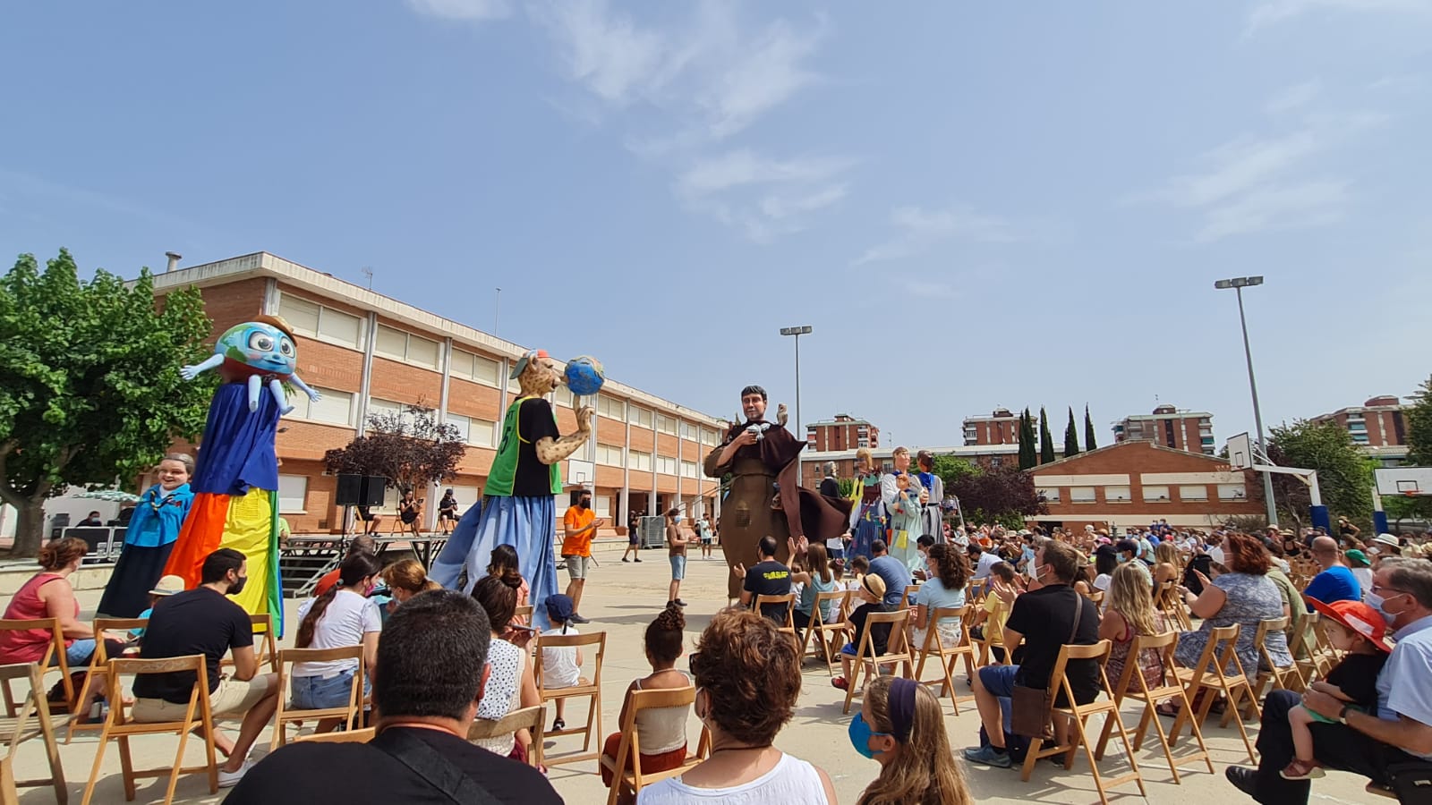 Gigantes, familias, mucho sol y demasiadas sillas vacías en el inicio de Las Santas