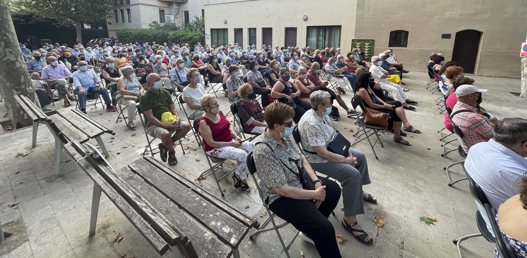 Públic ben assegut, ja que no pot ballar sardanes .Foto: R.Gallofré