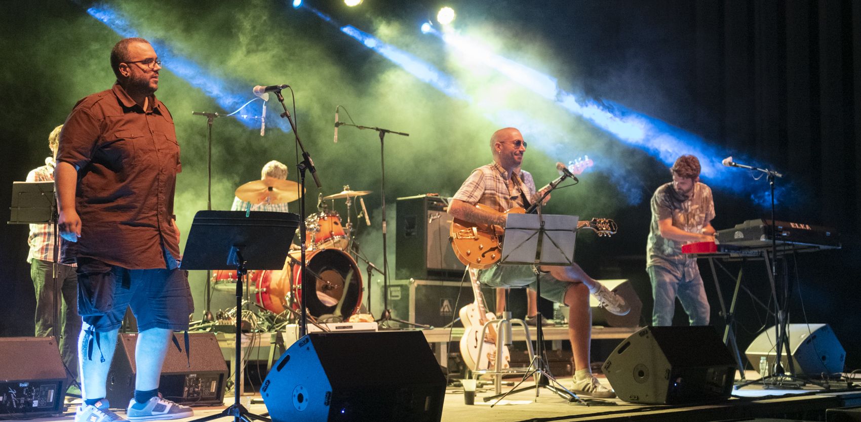Al centre, guitarra i assegut: Jaume Cuadrada, àlies Mr Freak Ska. Foto: R. Gallofré