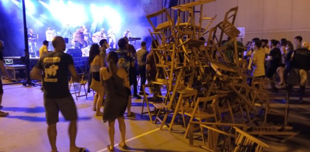 Una muntanya de cadires al concert de Mr Freak