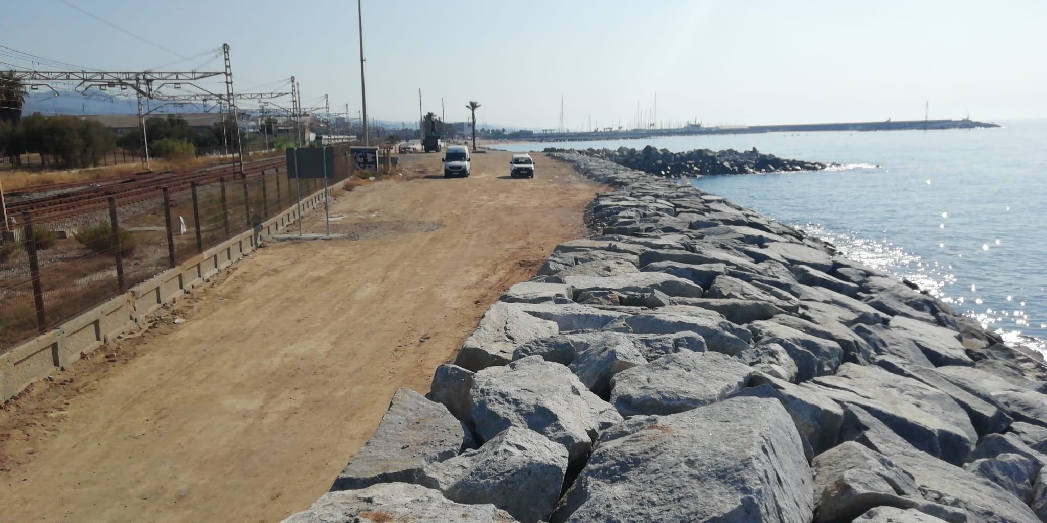 El camino abierto entre Mataró y Cabrera por las obras de Adif, que se mantiene cerrado a los peatones. Foto: ACN