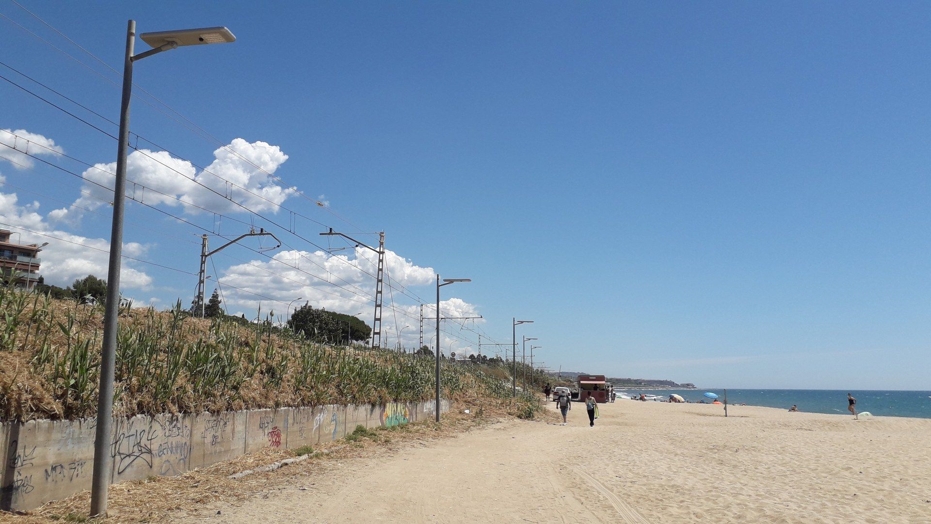 Les noves llumeneres solars de la platja de Sant Simó