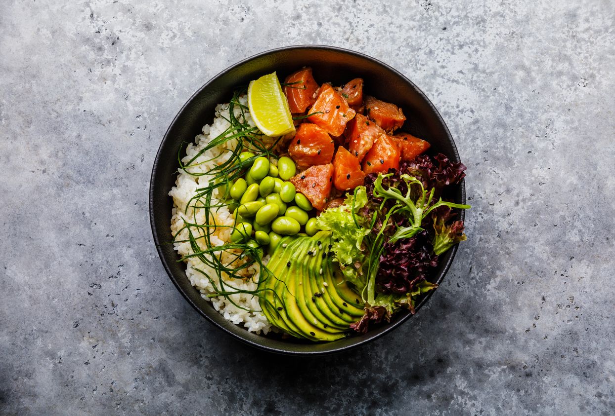 Un plato que cada vez está más presente. El poke Bowl.