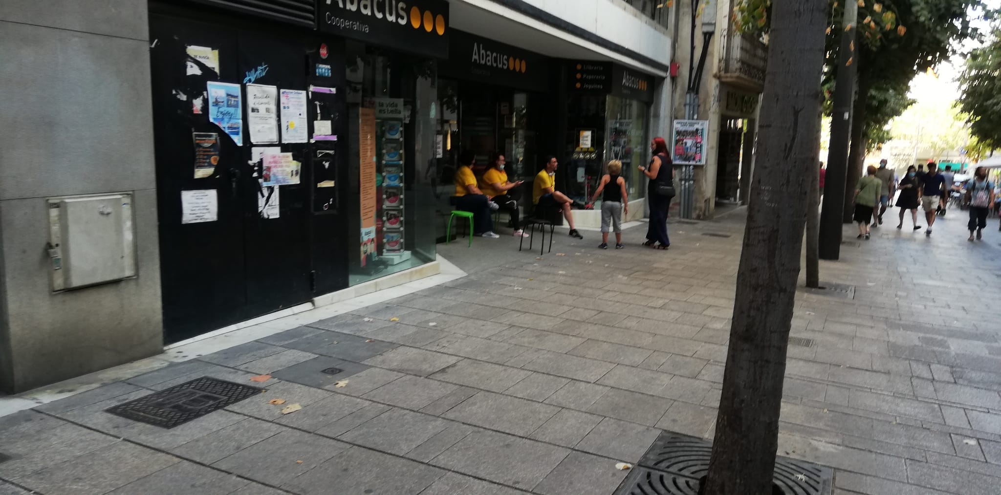 Treballadors de l’Abacus fora de l’establiment, sense llum pel tall del subministrament.