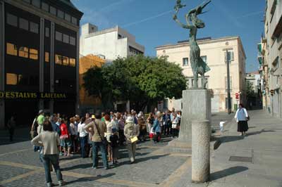 Los participantes miran lescultura de la plaza de lAyuntamiento.