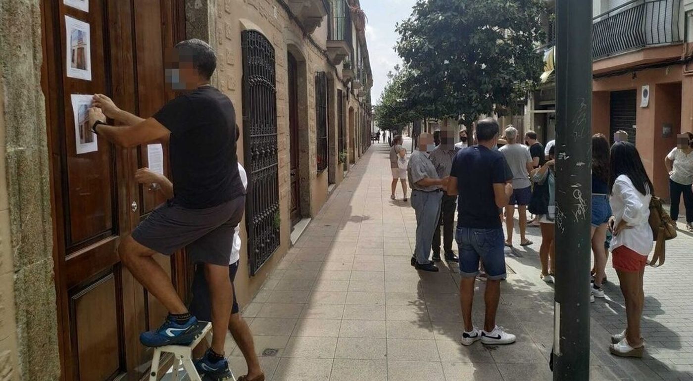 Vecinos de la calle Santa Agustí, empapelando la calle con carteles contra el prostíbulo. Foto: V. B.
