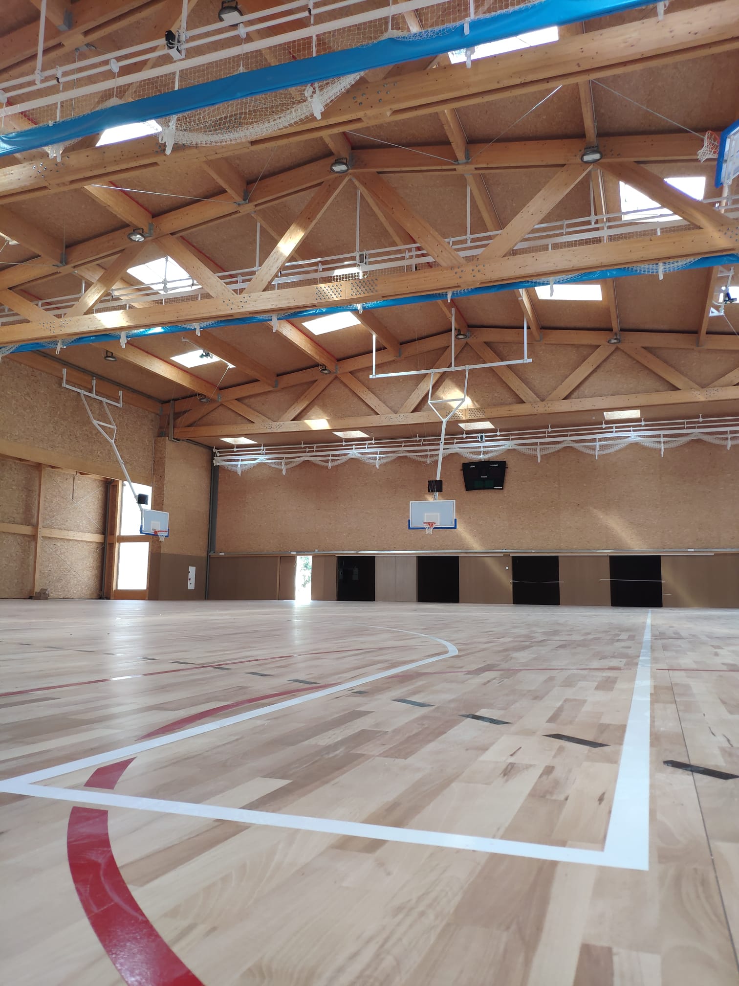 El nou pavelló esportiu de Llavaneres pateix goteres