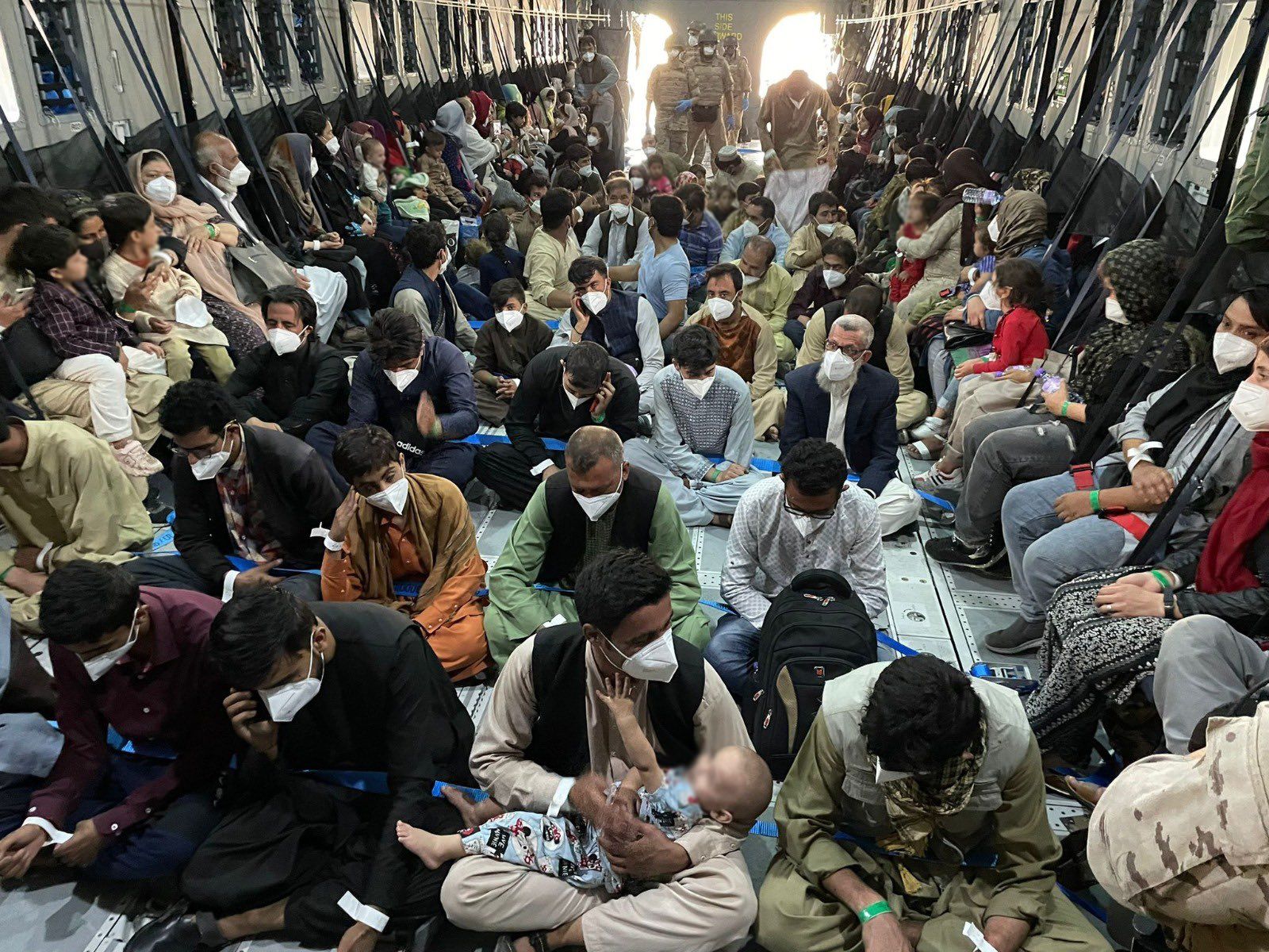 Migrants afganesos en un avió de l'exèrcit espanyol. Foto: ACN