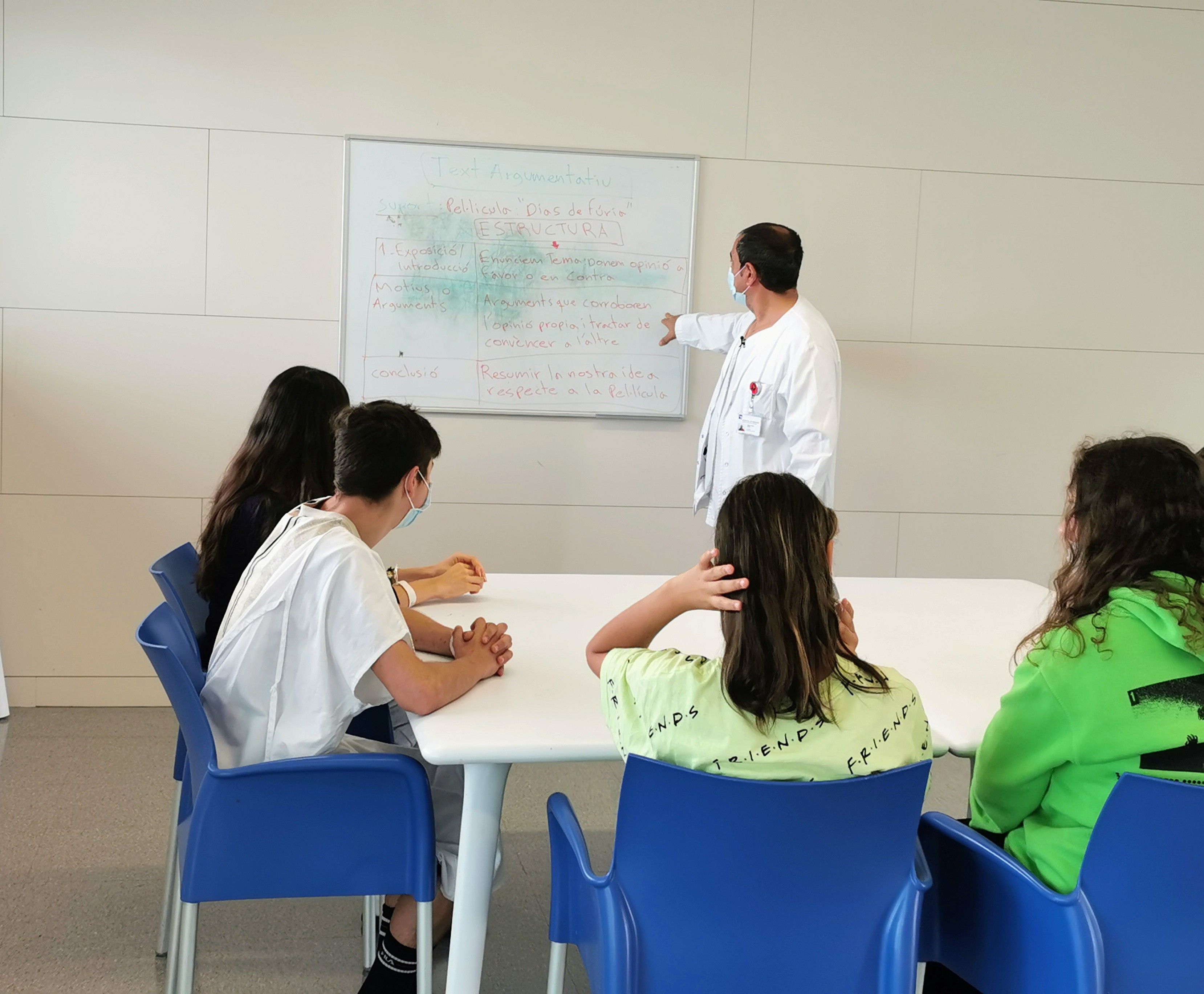 Que los niños y jóvenes ingresados no se pierdan clases