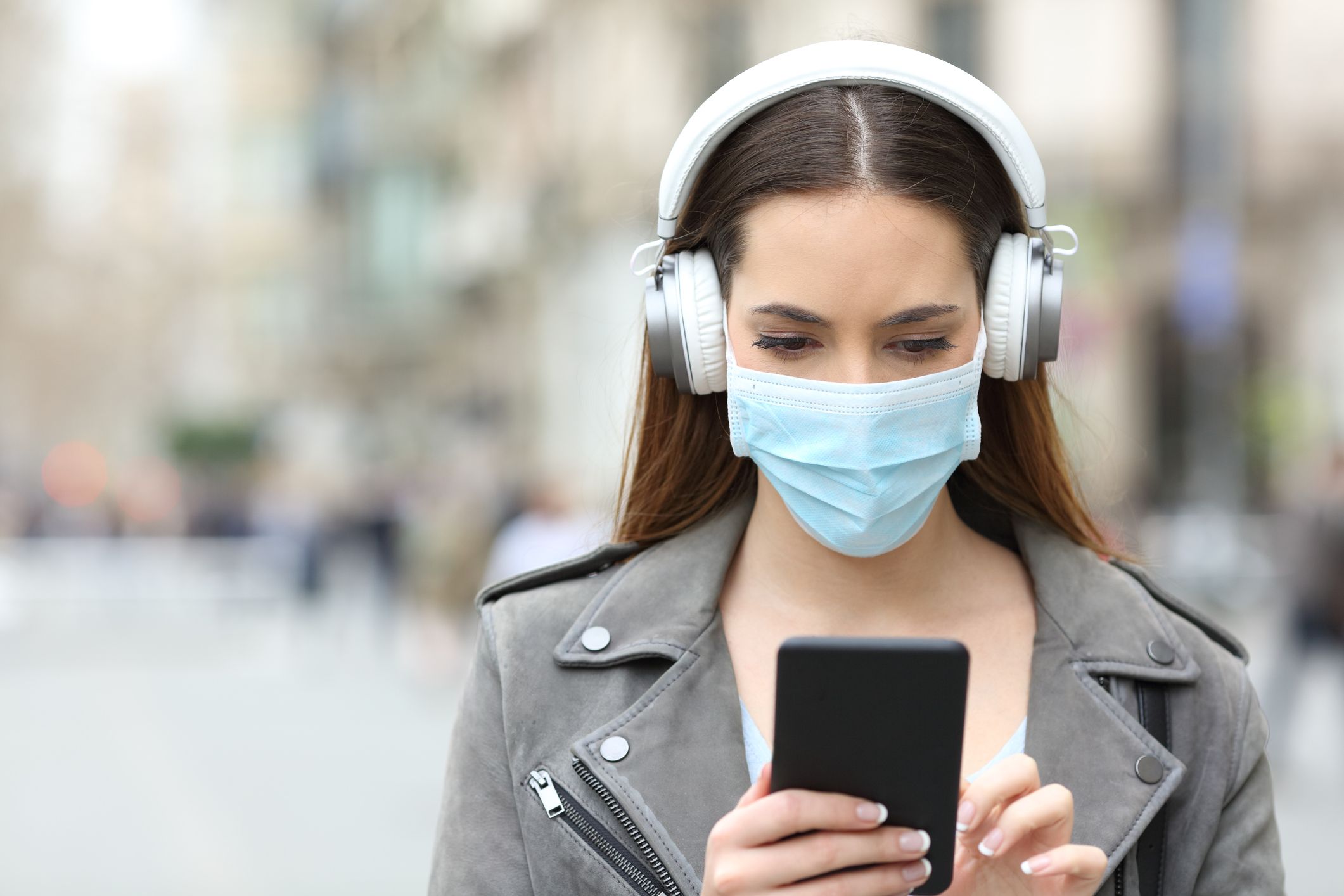 Auriculares y mascaretes, dos peligros para las orejas