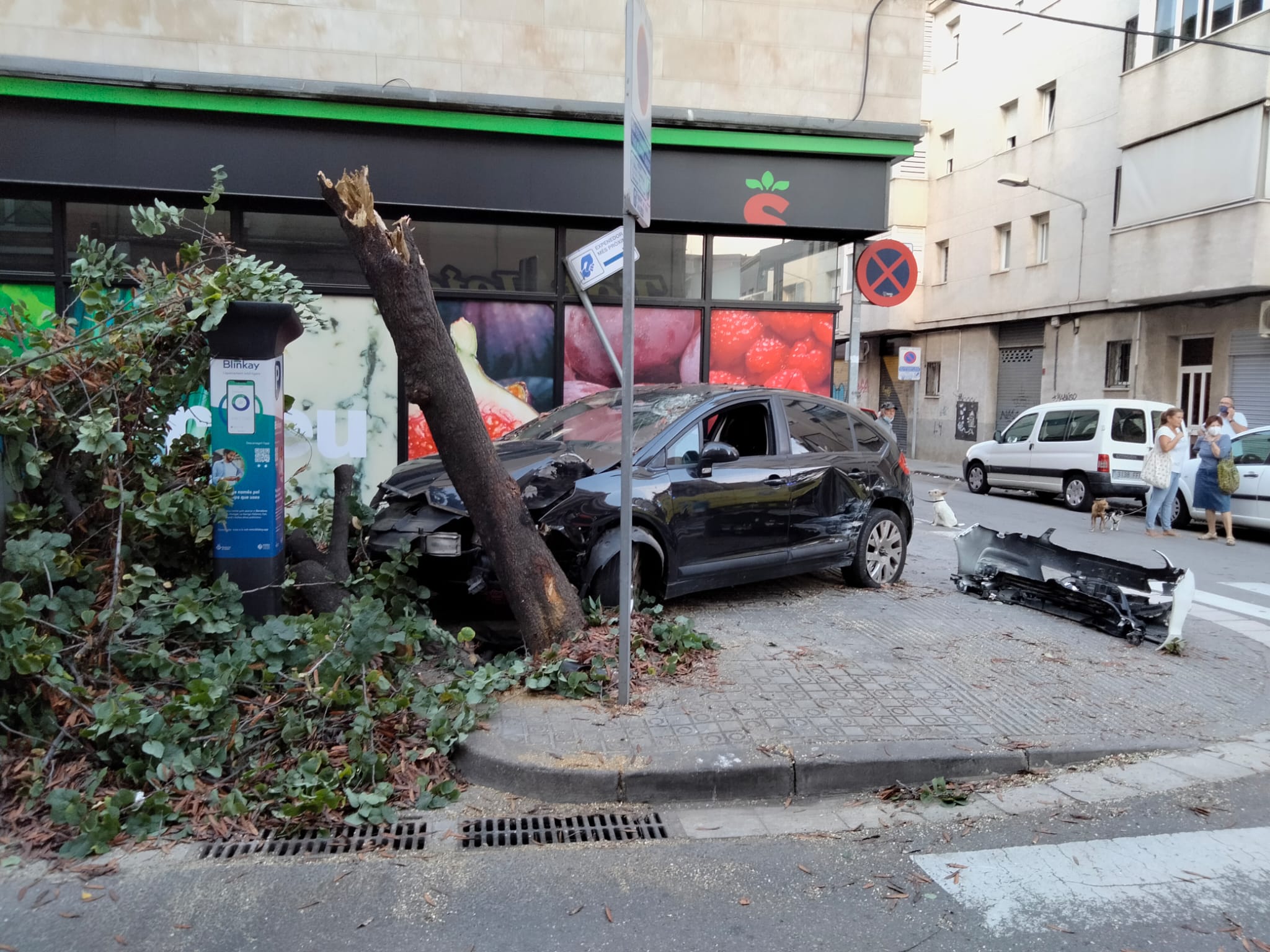 Espectacular accidente con un coche empotrat a un árbol a Mataró