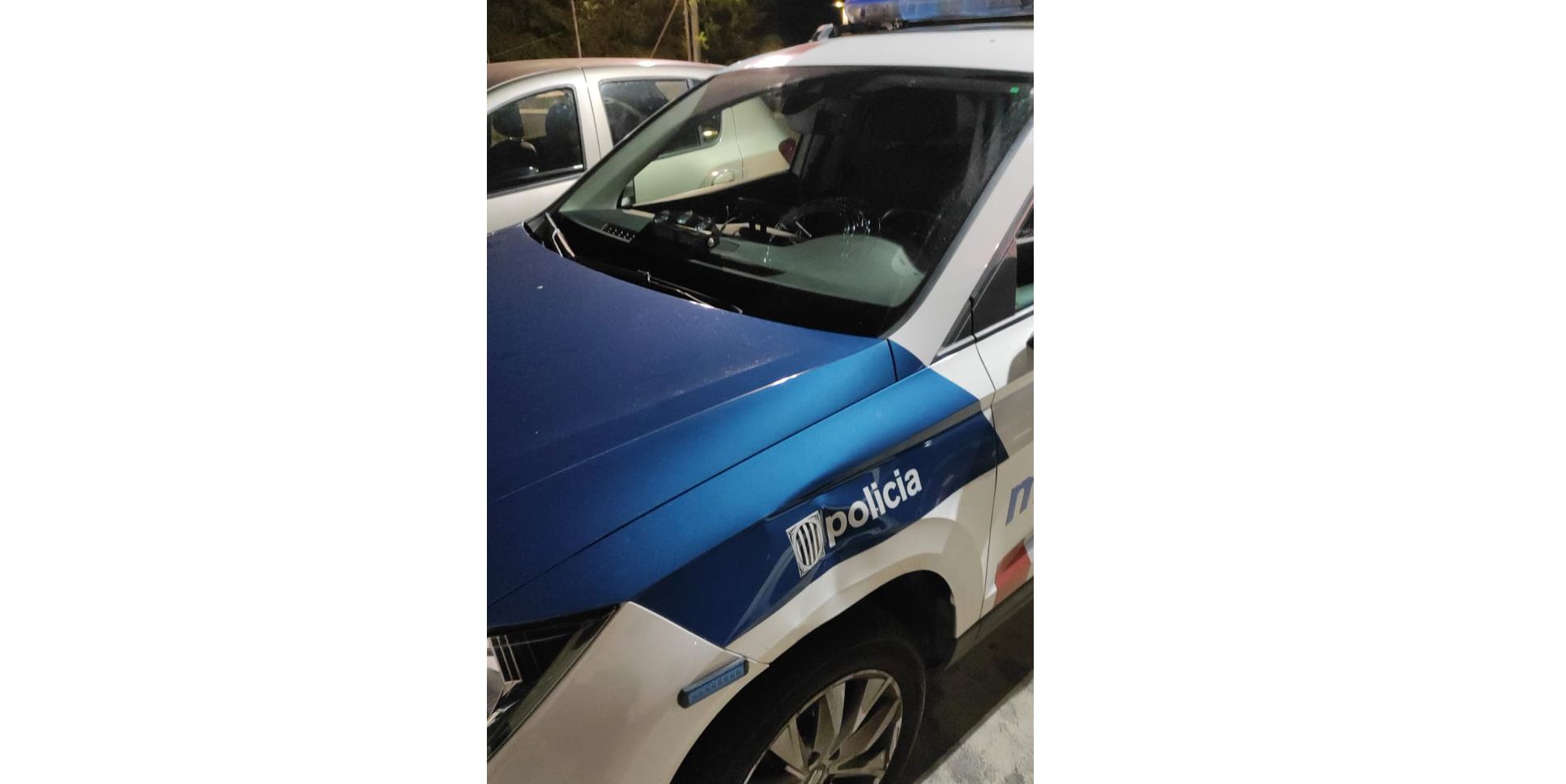 Vehículo policial atacado con botellas. Foto: Imma Viudes