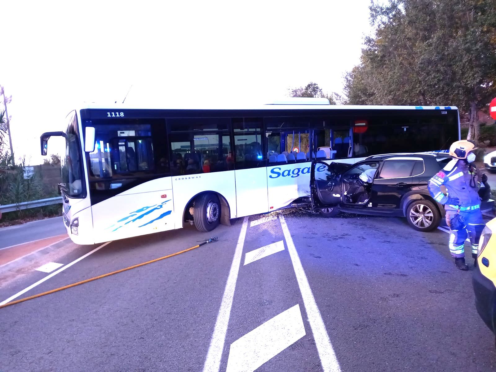 accident entre un autobús escolar i un cotxe a Argentona