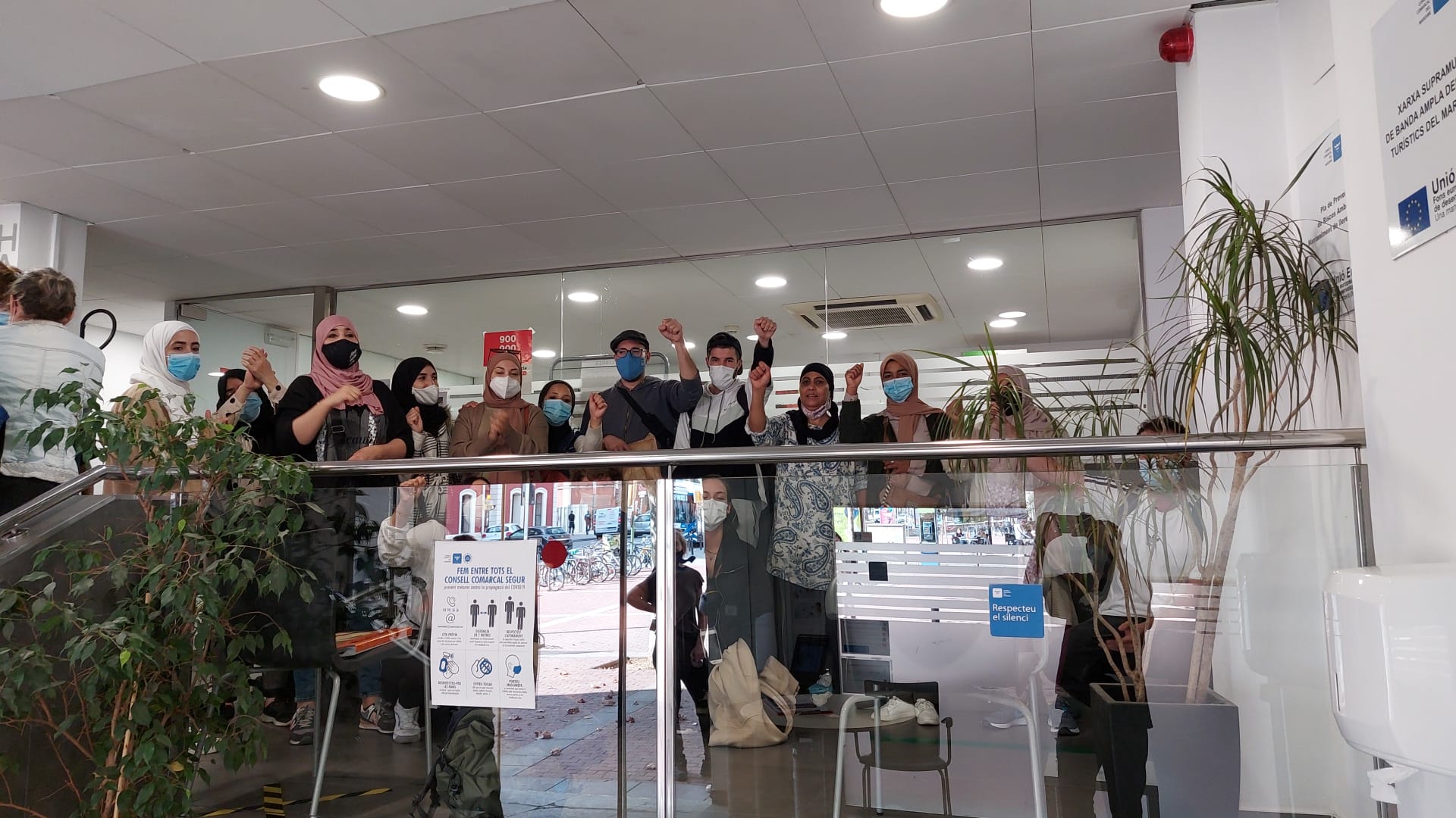 Manifestación de 'sin papeles' al Consejo Comarcal para pedir beques comedor para sus hijos. Foto: Sindicato de la Vivienda