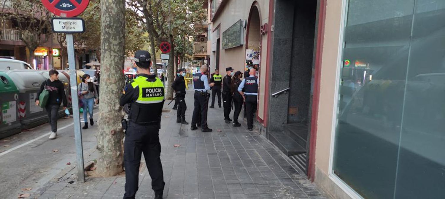Operatiu policial a l'antiga Gestoria Beltran. Foto: Policia Local