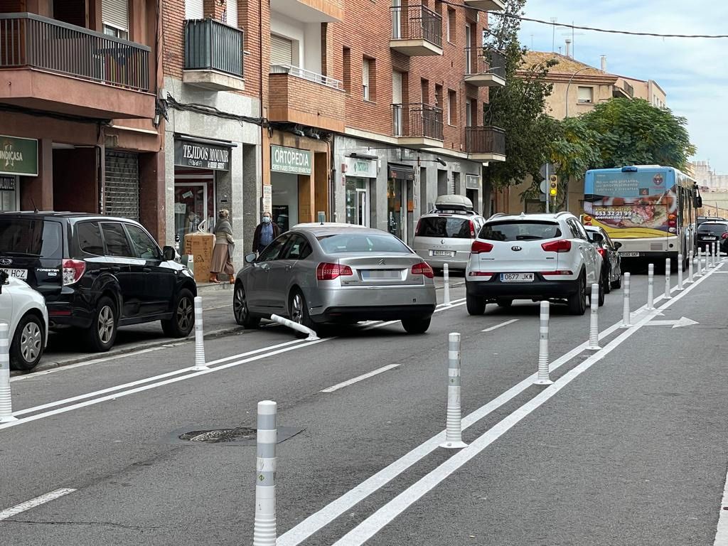Un cotxe tomba un pivot del carril bici al Carrer Biada. Foto: R.  Gallofré