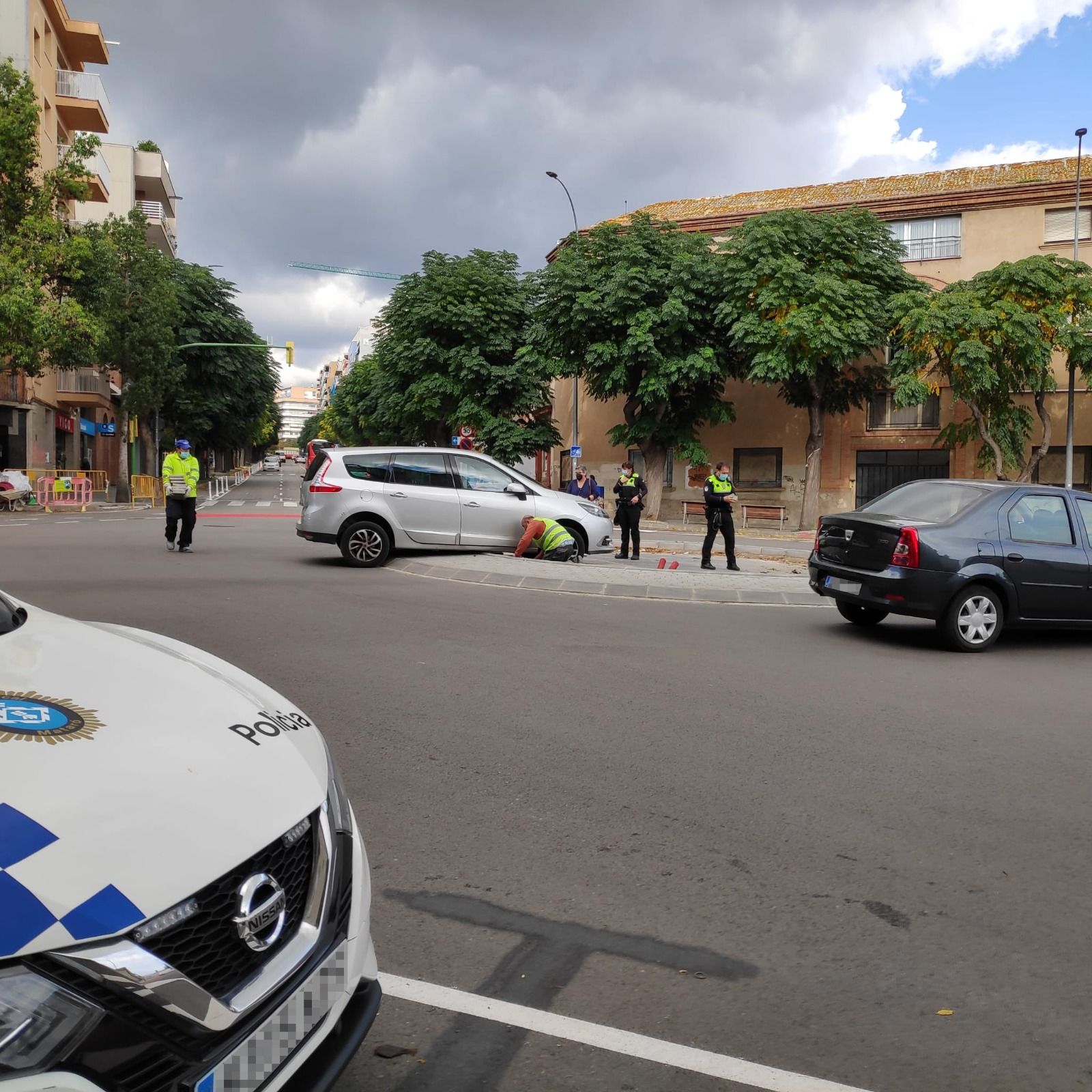 Un cotxe s'encasta a la nova rotonda del carrer Biada. Foto: Txitxu Llamas