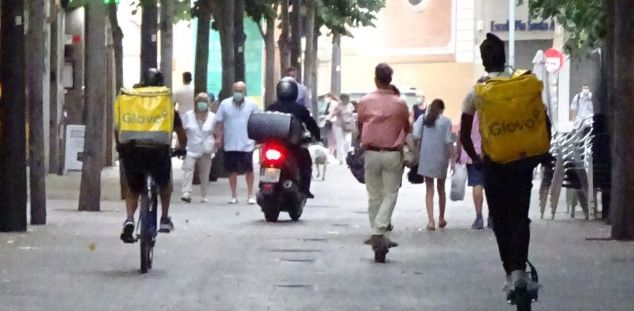 repartidors a la Riera de Mataró repartidors a la Riera de Mataró