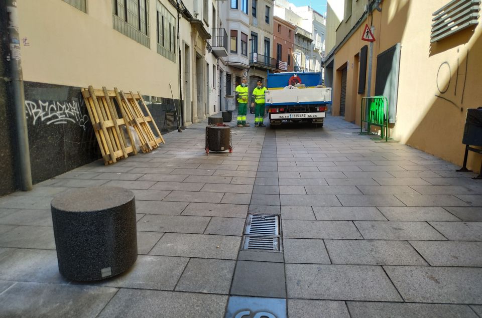 Mòduls al carrer d'en Moles per evitar-hi l'estacionament