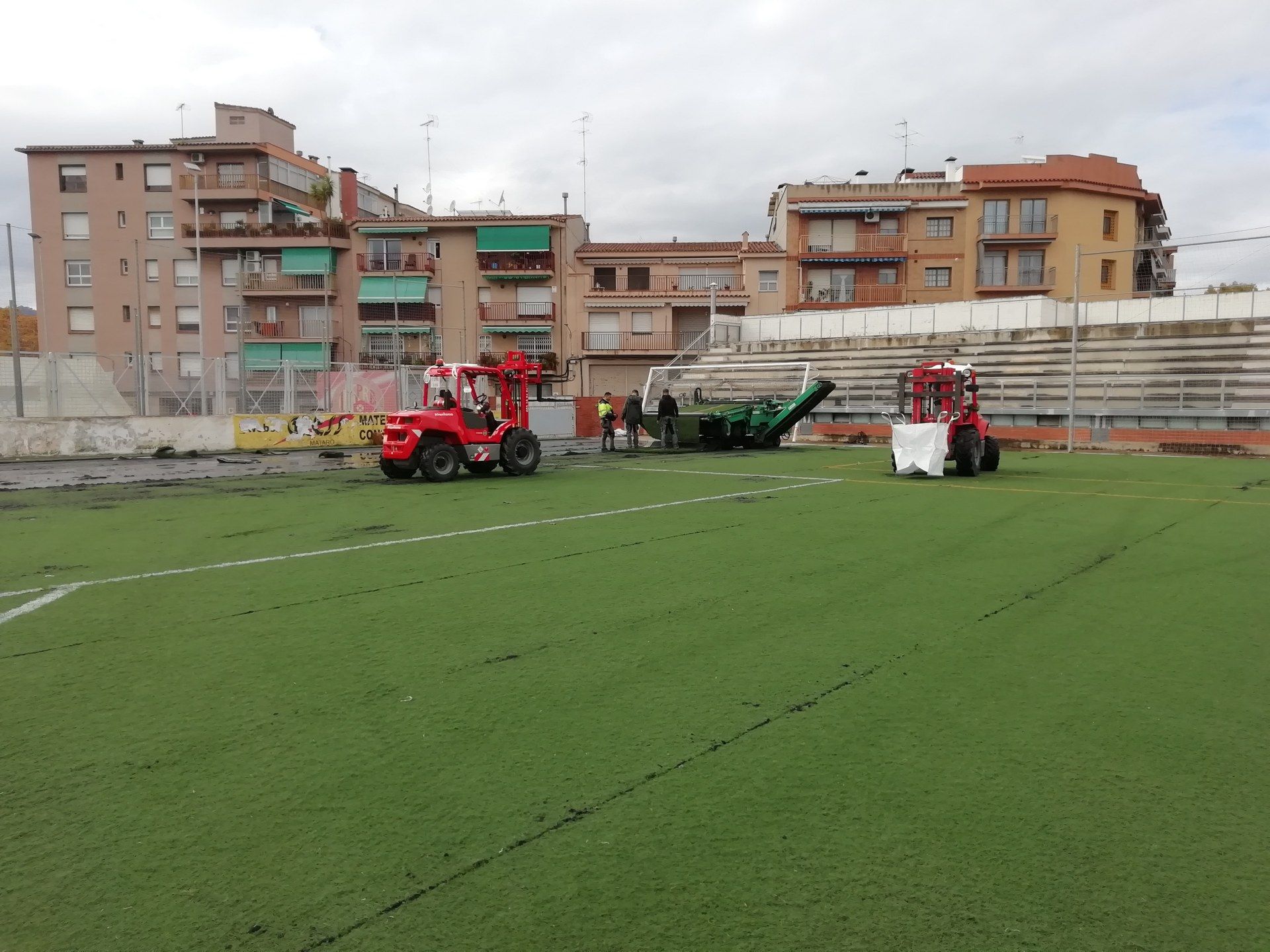 Renovación del césped artificial al Campo de Fútbol de Camino del Medio. Foto: Ayuntamiento