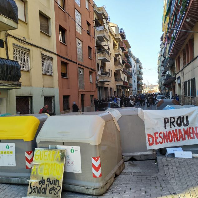 Contenidors creuats per aturar el desnonament Contenidors creuats per aturar el desnonament