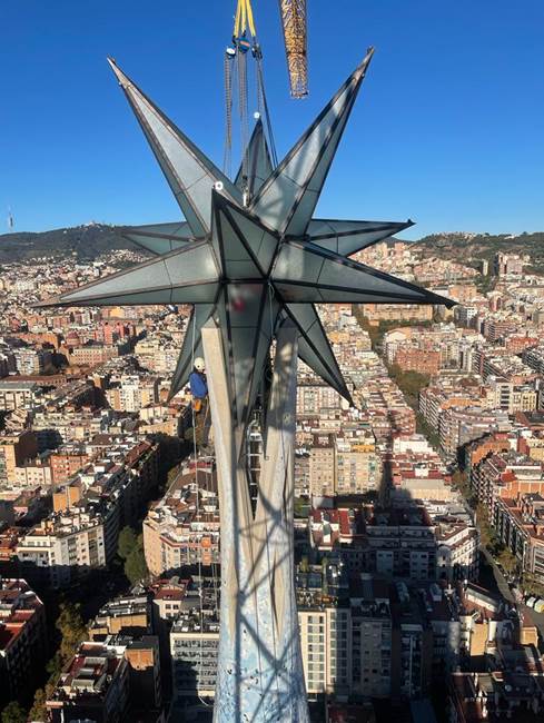 La cometa mataroní ya corona la Sagrada Familia