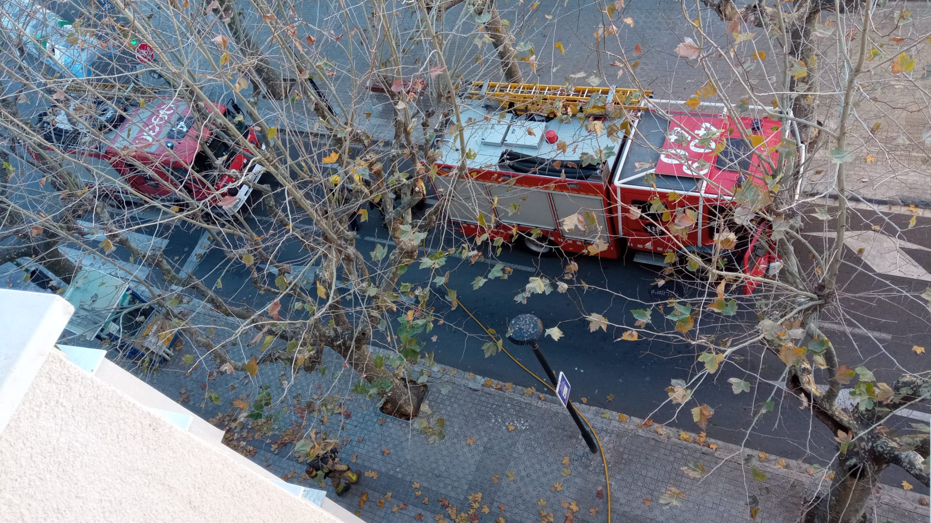 Els bombers davant del bloc de pisos de La Riera
