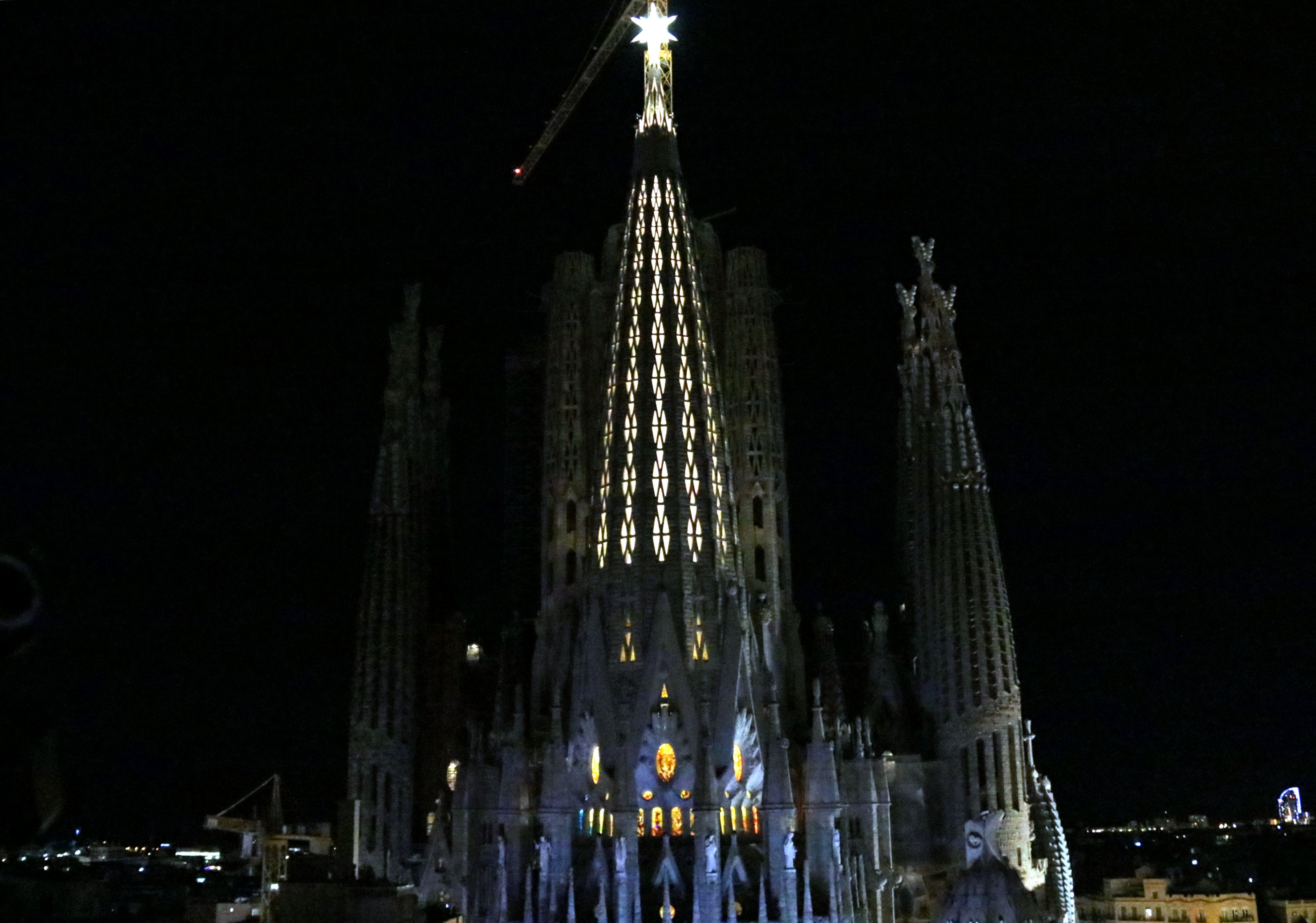La torre de la Mare de Déu, il·luminada amb l'estel mataroní