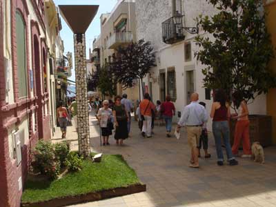 Un 'arbre abstracte' al carrer de Sant Joan.