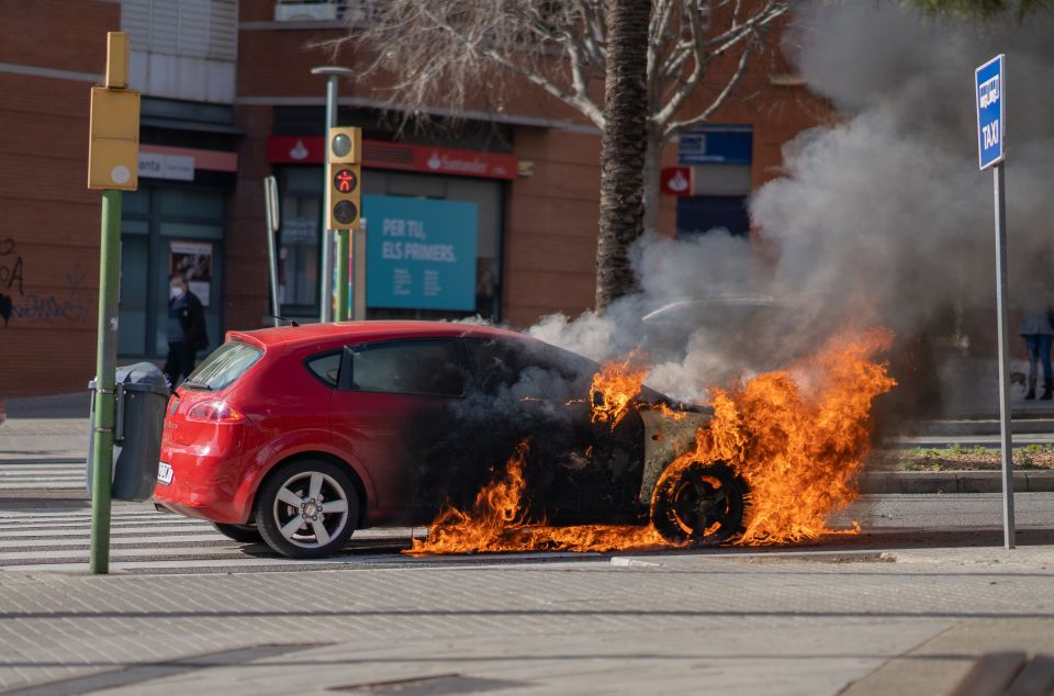 Un cotxe s'incendia de sobte en plena Via Europa de Mataró. Foto: David Rambla Redondo Un cotxe s'incendia de sobte en plena Via Europa de Mataró. Foto: David Rambla Redondo