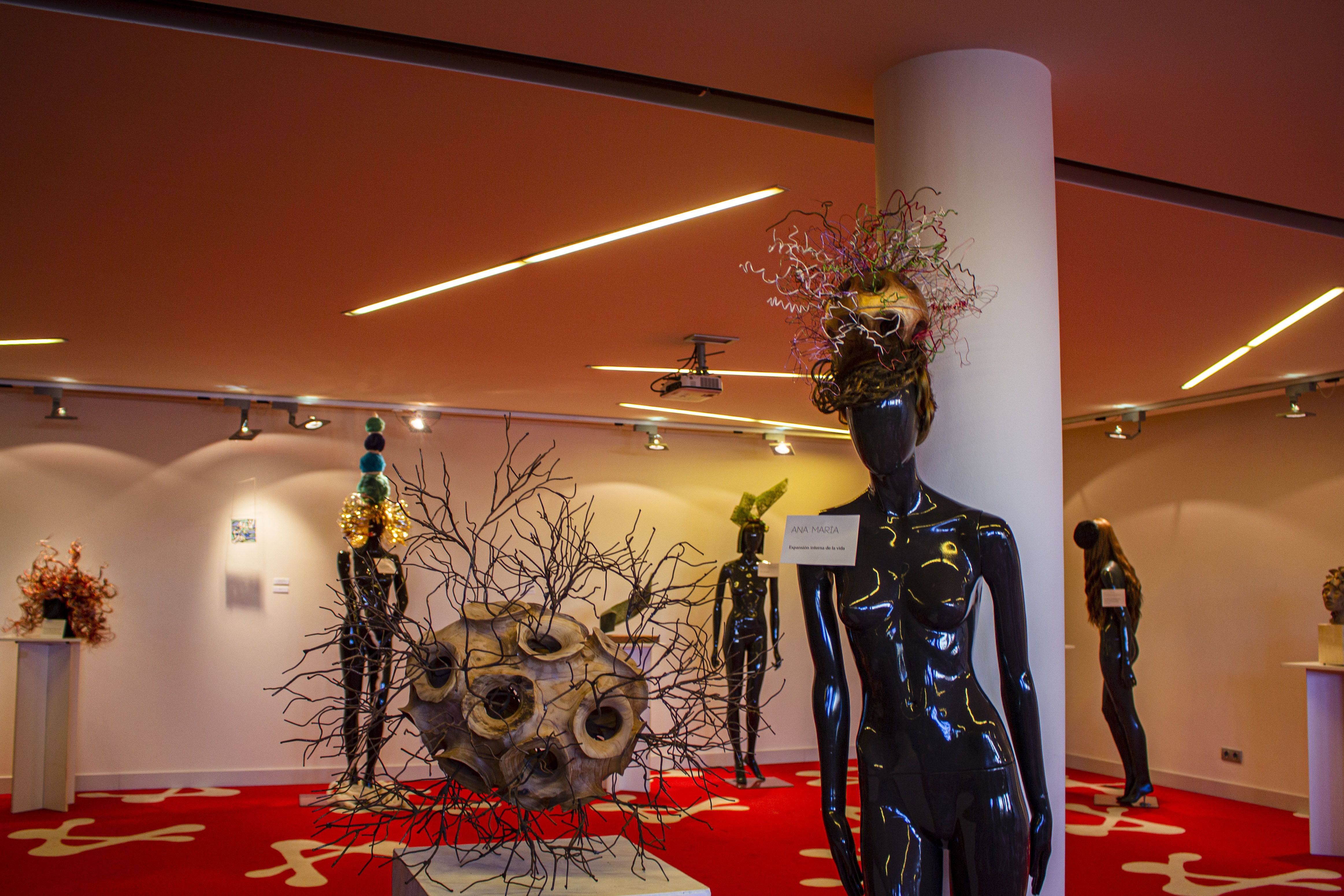 Perruqueria i escultura s'uneixen en una exposició a Mataró