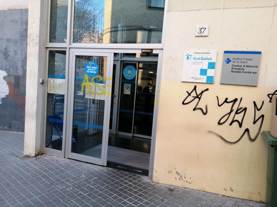 Pintadas con parte del mensaje 'asesinos' a la puerta de un CABO de Mataró. Foto: D. Boto