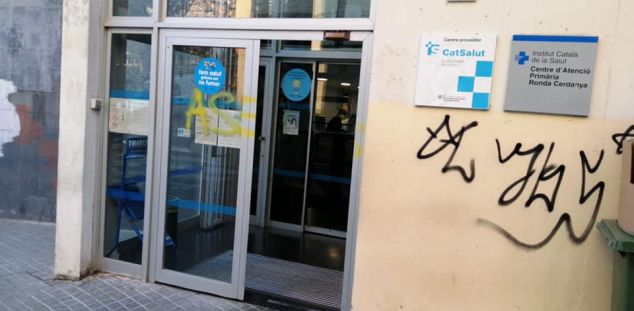 Pintades amb part del missatge 'assassins' a la porta d'un CAP de Mataró. Foto: D. Bote Pintades amb part del missatge 'assassins' a la porta d'un CAP de Mataró. Foto: D. Bote