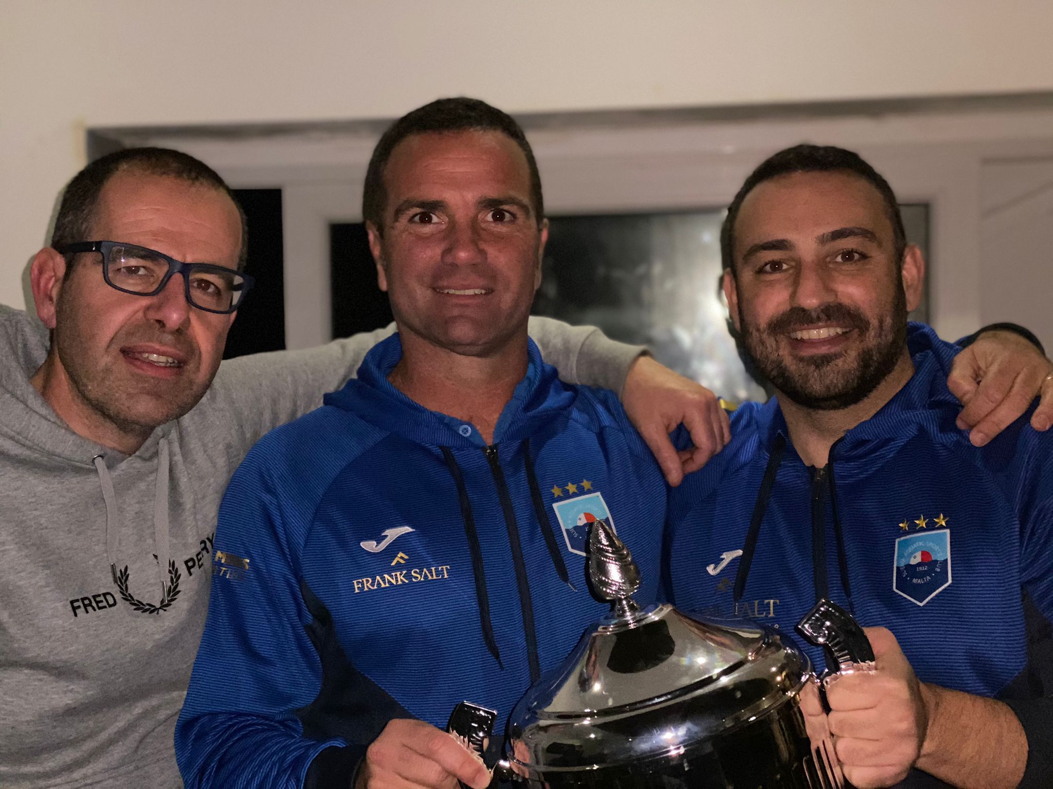 Beto Fernández amb la Copa de Malta.