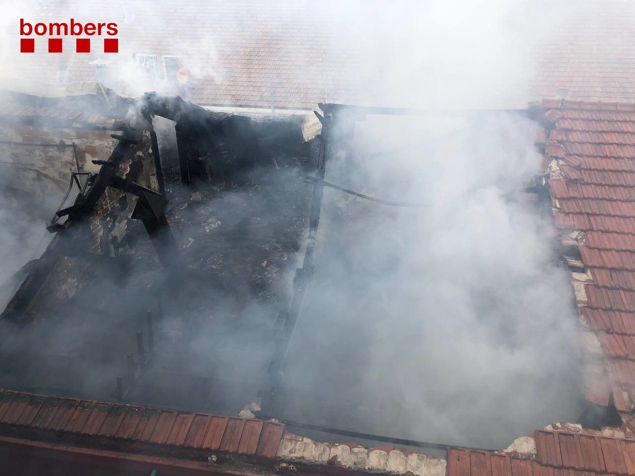 La part central de la nau, esfondrada a causa de l'incendi. Foto: Bombers